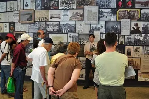 Экскурсия по архивам Онтарио - фотография, являющаяся общественным достоянием из Википедии.