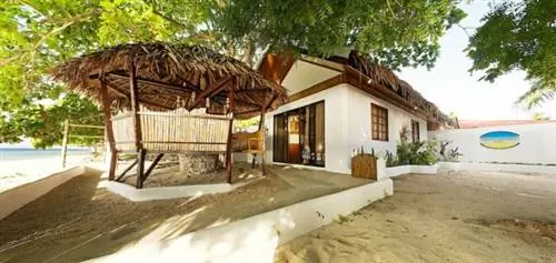 Barefoot White Beach Resort Моалбоал, фото со страницы FB