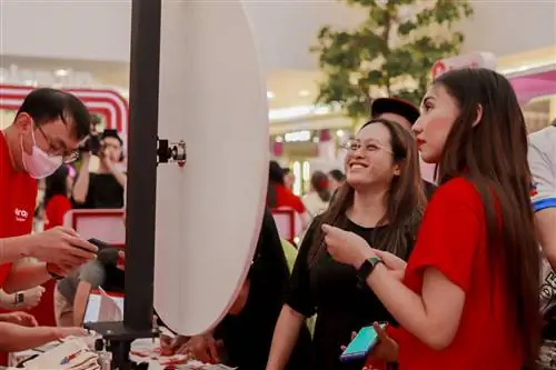 Гости наслаждаются стендами на ярмарке airasia Superapp #ExploreYourWay Fair, где они получили потрясающие награды и призы за каждую сыгранную игру.
