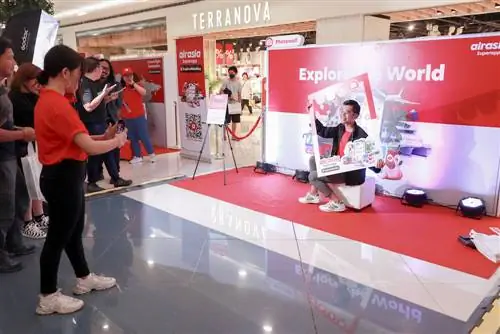 Гости наслаждаются стендами в airasia Superapp.