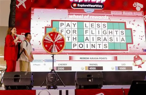 Гости наслаждаются стендами в airasia Superapp.