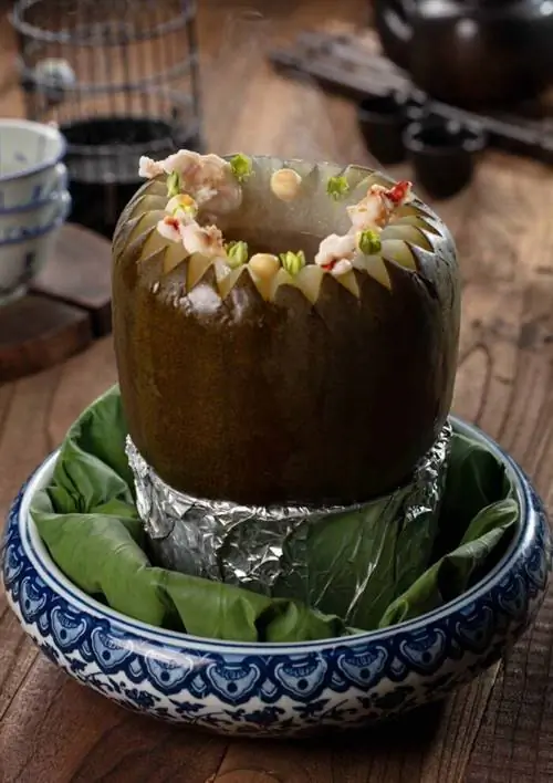 Классическая кантонская цельная зимняя дыня, отваренная дважды, с омарами и крабовым мясом в супе (369 гонконгских долларов, доступно только во время ужина)