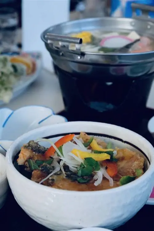 Обед с тушеным мясом на Охотском базаре Хоккайдо