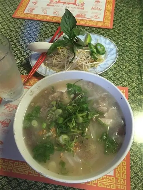 Као пиак сен, традиционный для лаосской кухни суп с рисовой лапшой, приготовленный Спенсером через Wikimedia cc.