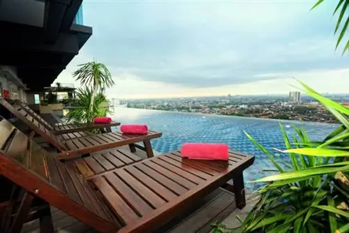 Вилла Holiday Johor Bahru City Center, у бассейна
