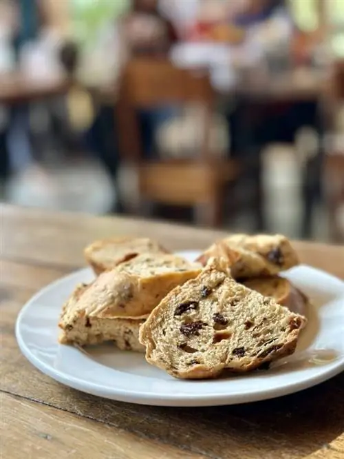 Хлеб с изюмом в кафе Агапита