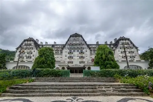 Бывший отель-казино Quitandinha Palace - Петрополис, Рио-де-Жанейро, Бразилия, фото через Depositphotos