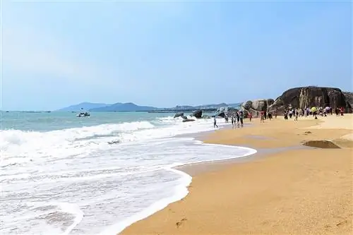 Пляж Тянья-Хайцзяо возле скалы Тьянья, автор N509FZ, через Wikimedia cc.