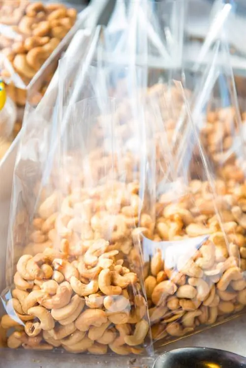 Мешочек с орехами. Палаван известен не только своими нетронутыми белыми пляжами, уединенными островами и процветающей флорой и фауной, но и лучшим источником орехов кешью, что делает его идеальным пасалубонгом для семьи и друзей.