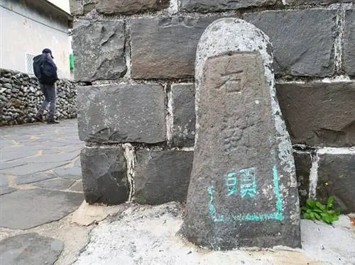 Уличный указатель в деревне Эркан на лодке-жабе через Wikimedia cc