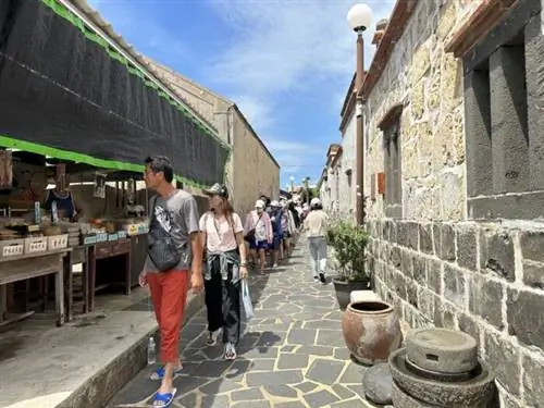 Сувенирный магазин, где продаются сухофрукты, рыба, чай, закуски и другие местные продукты.