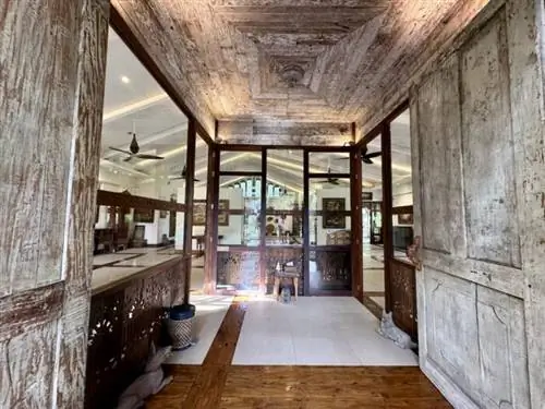 Вход в художественную галерею Амарела