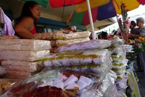 Продажа сладостей возле базилики