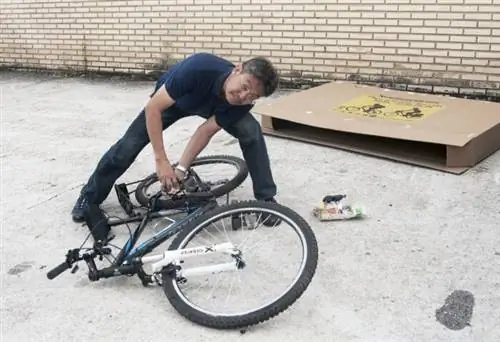 Ремонт велосипеда, который был доставлен в мой отель в день моего приезда.