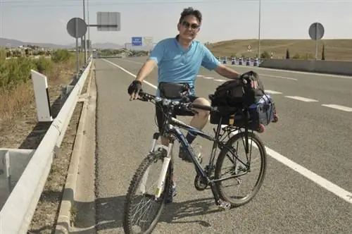 На окраине Памплоны выезжаю на скоростную автомагистраль со своим 10-скоростным велосипедом, двумя рюкзаками и бутылкой воды.