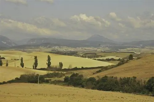 Мне приходилось время от времени останавливаться, чтобы оценить прекрасный вид на холмистые равнины провинции Наварра.