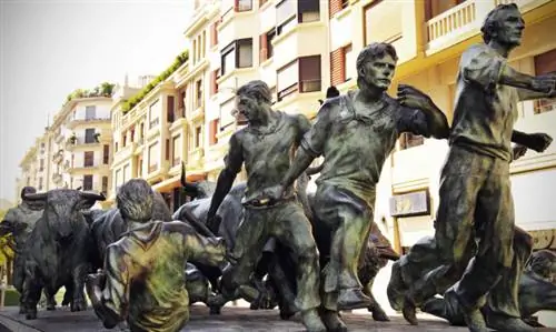 Статуя в центре города во время бега быков, который проводится ежегодно в июле.