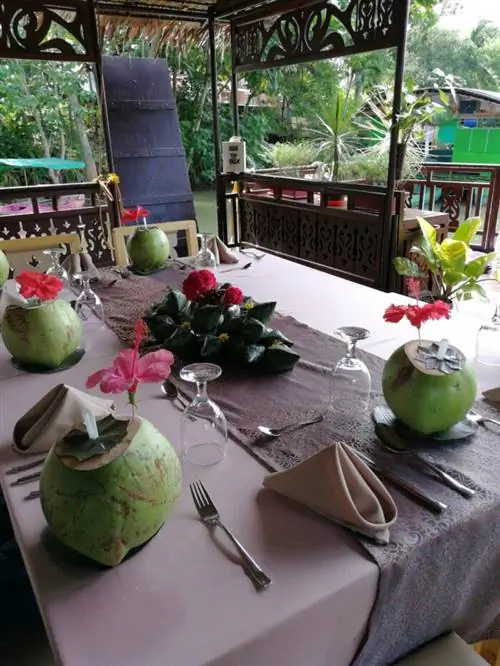 Внутри плавучего ресторана