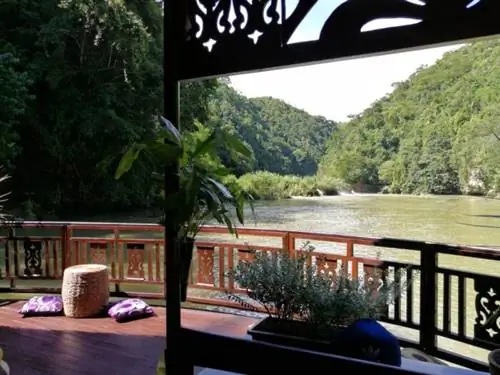 Круиз по реке Лобок