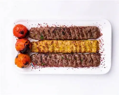 Фото Koobideh Platter со страницы Arya в персидских ресторанах на Facebook