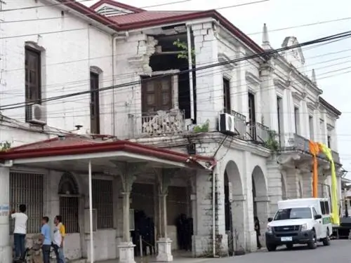 Бывшее здание Капитолия провинции было повреждено во время землетрясения на Бохоле силой 7,2 балла 15 октября 2015 года.