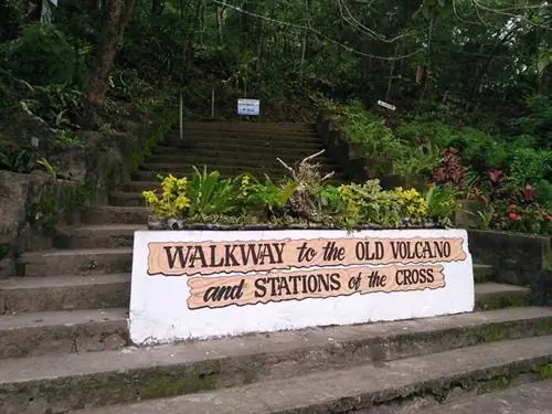 Дорожка к Старому вулкану и Крестным станциям представлена в виде лестницы, ведущей вверх до вершины, где находится старый вулкан, автор Уилборн Ян Ластер через Wikimedia cc.