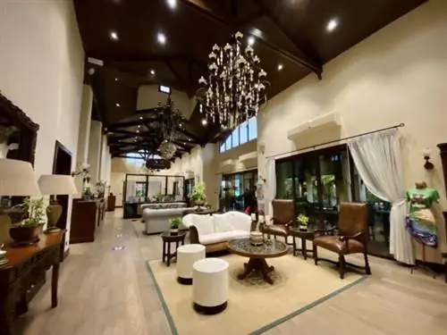 Стильный и изысканный декор, включающий люстру из ракушки капиз.