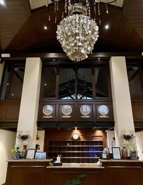 Любуемся еще одним изделием из ракушек капиз над стойкой регистрации курортного отеля Espacio Verde.