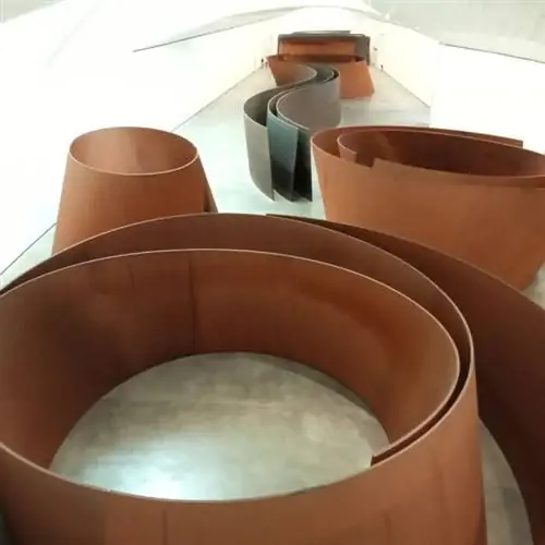 Интерактивная инсталляция художника Ричарда Серры.
