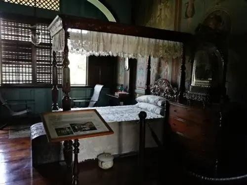 Одна из спален внутри Casa Manila