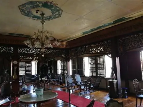 Коллекция старой мебели внутри Casa Manila