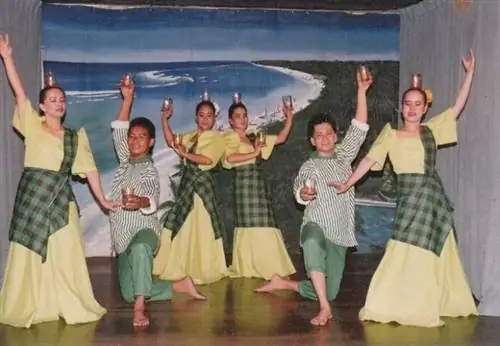 Фото Pandanggo sa Ilaw со страницы Likha Filipina Dance Company на Facebook