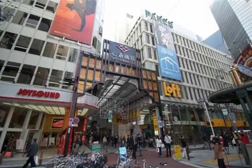 Фотография торговой улицы Синсайбасисудзи взята с сайта Osaka-info.jp.