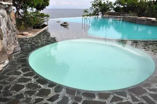 Бесконечный бассейн в курортном отеле Antulang Beach Resort