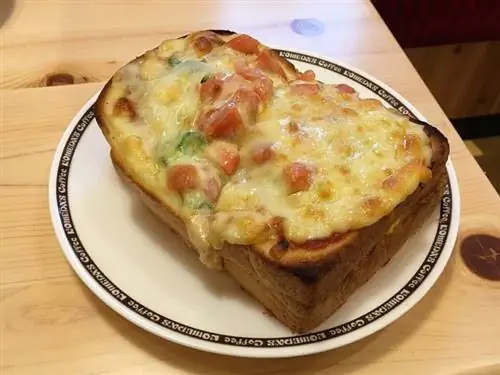 Тост с пиццей и кофе от Komeda от RJD через Wikimedia cc