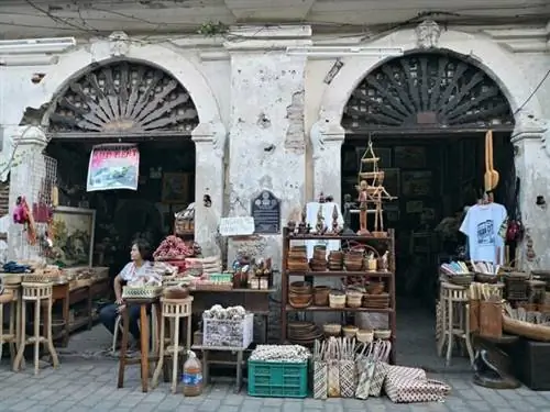 Антикварные и сувенирные магазины в Вигане