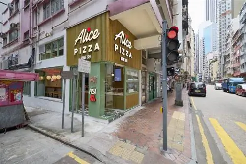 12 сентября 2023 года ведущий специалист по римской пицце Alice Pizza празднует мягкое открытие своего дебютного азиатского филиала, расположенного на улице Queen's Road East, Ванчай, Гонконг. большие прямоугольные банки, нарезанные на заказ и продаваемые на развес - традиционная итальянская концепция, позволяющая смешивать, подбирать и делиться пиццей для радостной дегустации пиццы и застолья с семьей и друзьями.