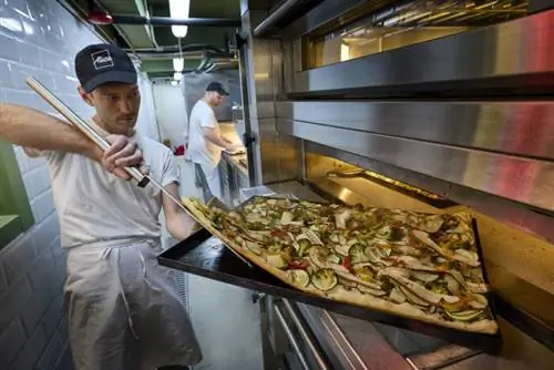 Alice Pizza Hong Kong использует многокамерную электрическую духовку итальянского производства, идентичную той, которая используется в ее дочерних магазинах по всей Италии и по всему миру. Пицца выпекается около 9 минут при температуре от 280 до 300 градусов в электрических духовках, которые лучше всего подходят для выпекания фирменной тонкой, легкой и хрустящей основы бренда.
