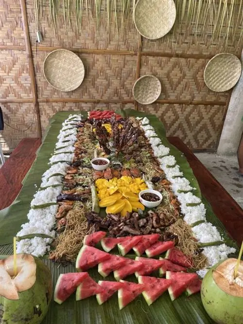 Обед Boodle Fight в Бадиане