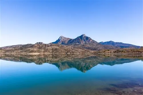 жидкие студии/Shutterstock. Горы парка Грасалема отражаются в воде.