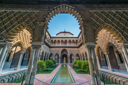 Анибал Трехо/Shutterstock. Пример архитектуры, найденный в самом сердце сада Алькасар.