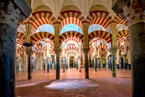Валерий Барета/Shutterstock. Интерьер собора Мескита в Кордове.