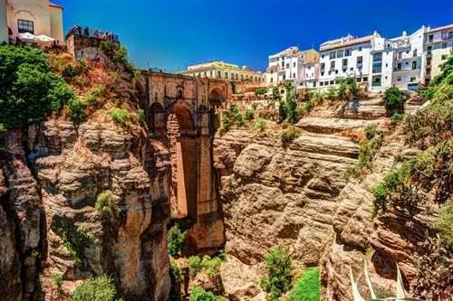 Ромас_Фото/Shutterstock. Город Ронда, разделенный невероятным каньоном.
