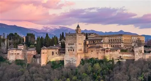 Аркадий / Shutterstock. Старый дворец Альгамбра в Гранаде, на юге Испании.