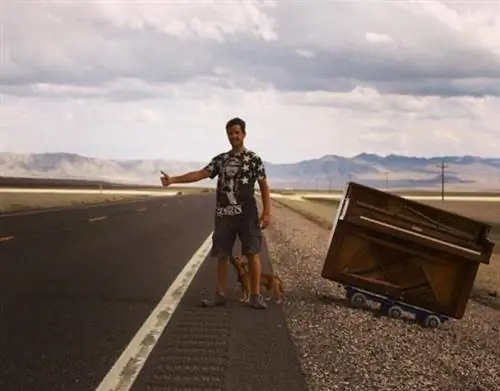 Мужчина, собака, пианино