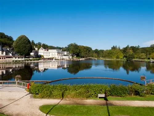 chrisatpps / Shutterstock. Термальные ванны на берегу озера Баньоль-де-л'Орн