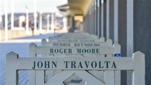 Томми Лари/Shutterstock. Знаменитая набережная Планш от пляжа Довиля.