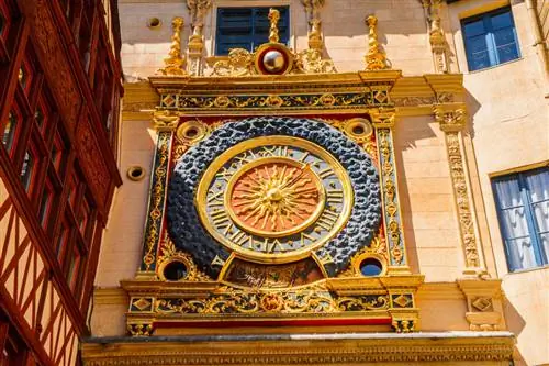 Хавьер Уседа/Shutterstock. Самые старые и самые известные часы в Руане.