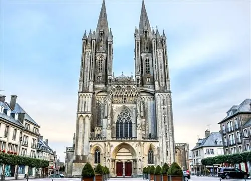 AnnDcs/Shutterstock. Собор Парижской Богоматери, в Кутансе, в Котантене.