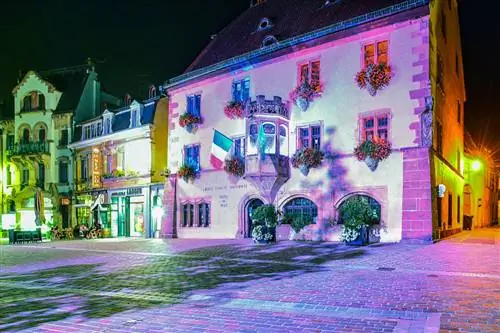 Витаутас Киелайтис / Shutterstock. Исторические здания Гебвиллера, освещенные ночью.